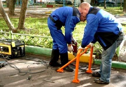 Установка парковочных барьеров и блокираторов