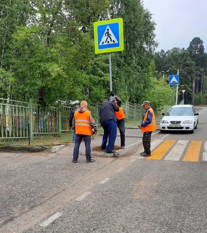 Установка стойки дорожного знака в асфальт