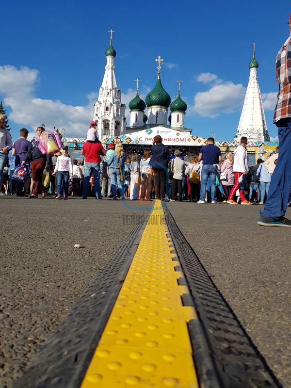 Защита проводов с помощью резинового кабель-канала ККР 2-12, Советская площадь, г. Ярославль, мероприятие «День города»