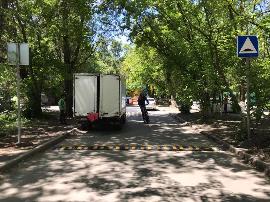 Лежачий полицейский ИДН-500 на проезжей части г. Великий Новгород