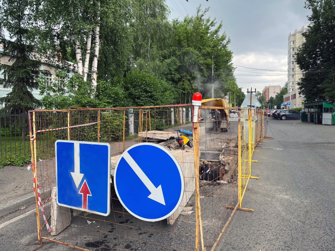 Обозначение участка ремонта водопровода при помощи строительное переносного ограждения и сигнальных фонарей Обозначение участка ремонта водопровода при помощи строительное переносного ограждения и сигнальных фонарей