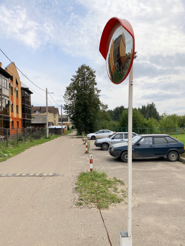 Панорамное сферическое зеркало для улучшения обзора при выезде с парковки, Тверицкая набережная, частный сектор
