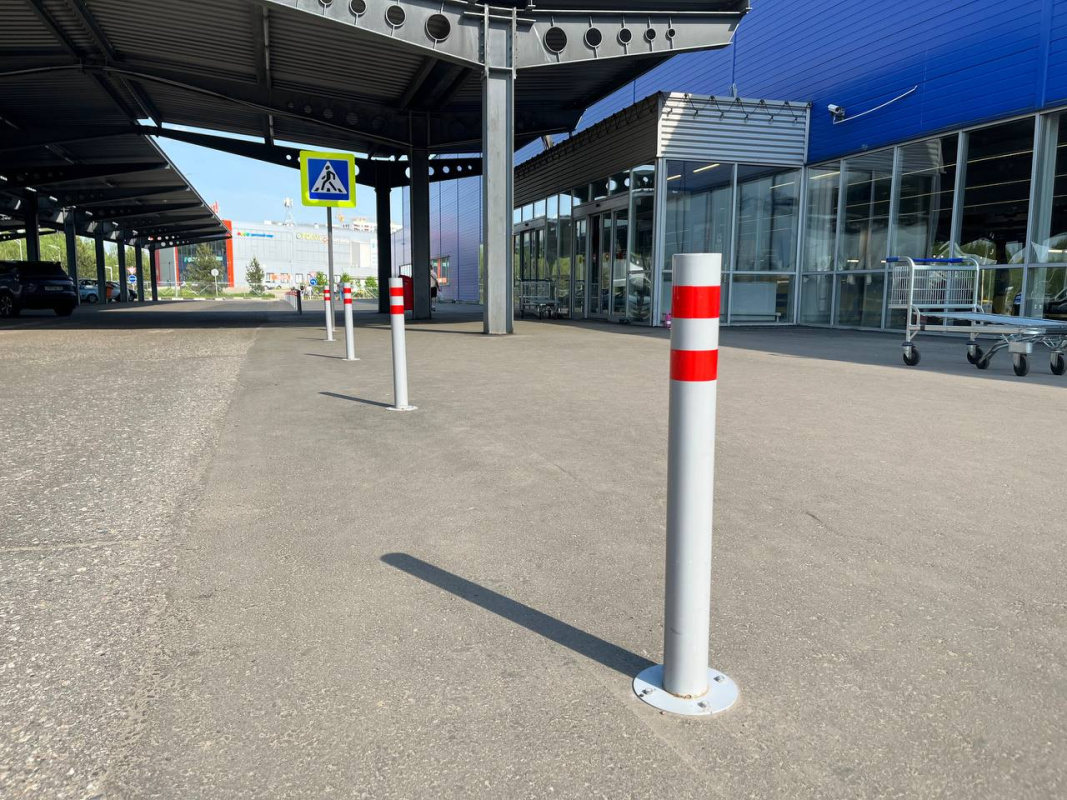 Парковка гипермаркета, оснащенная анкерными столбиками, г. Ярославль Парковка гипермаркета, оснащенная анкерными столбиками, г. Ярославль