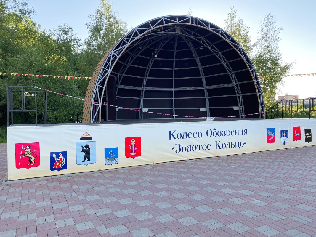 Уличная сцена у Колеса Обозрения «Золотое кольцо», огороженная пластиковой цепью 6 мм (г. Ярославль) Уличная сцена у Колеса Обозрения «Золотое кольцо», огороженная пластиковой цепью 6 мм (г. Ярославль)