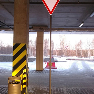 Установка стойки дорожного знака в бетон