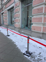 Ограждение с вытяжной сигнальной лентой для зоны уборки снега Ограждение с вытяжной сигнальной лентой для зоны уборки снега