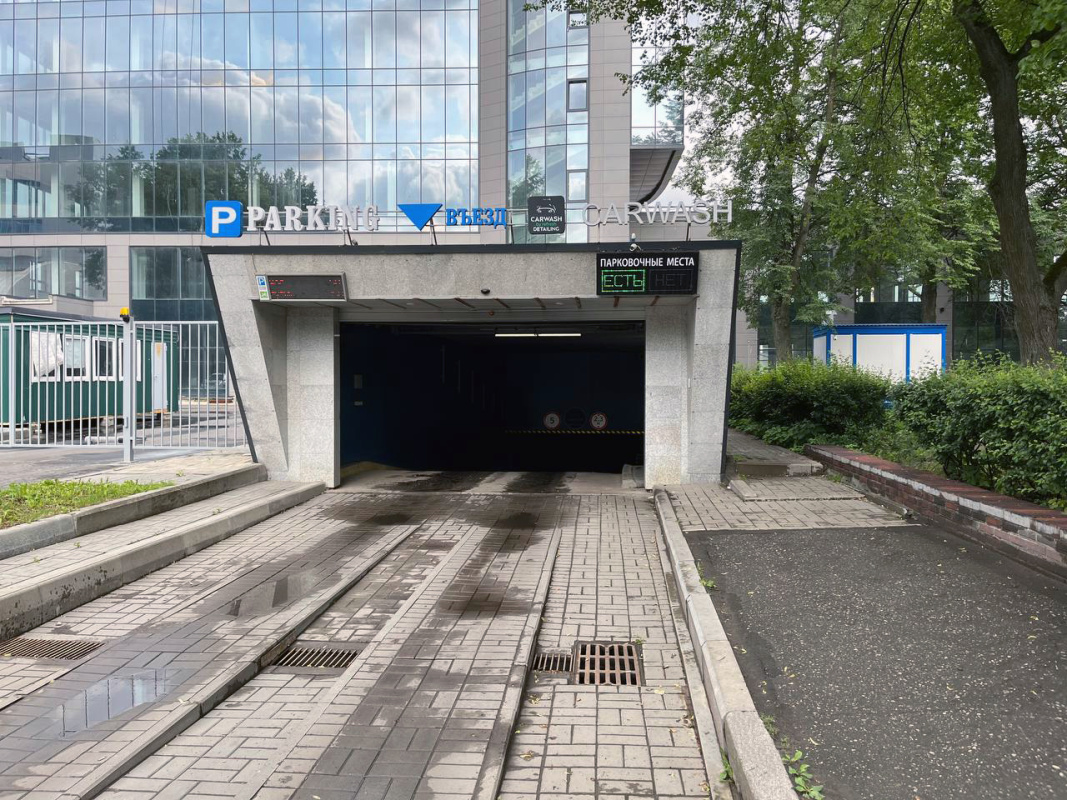 Въезд в подземный паркинг на стадионе Шинник, г. Ярославль