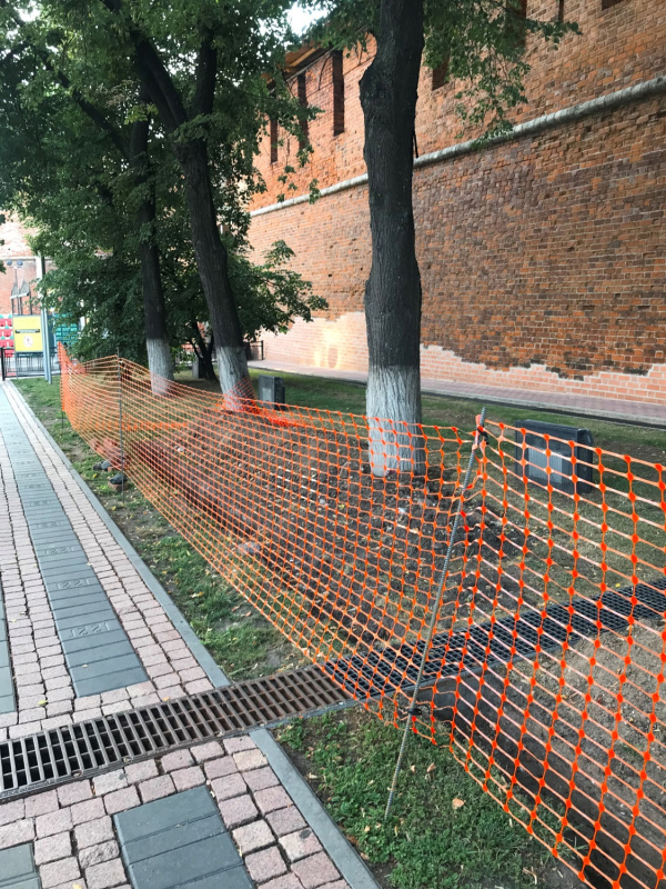 Оградительная пластиковая сетка в месте проведения земляных работ, Нижегородский Кремль, г. Нижний Новгород