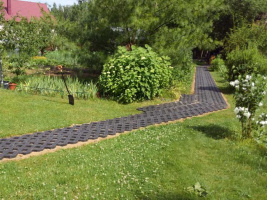Дорожка из газонной решетки на дачном участке Дорожка из газонной решетки на дачном участке