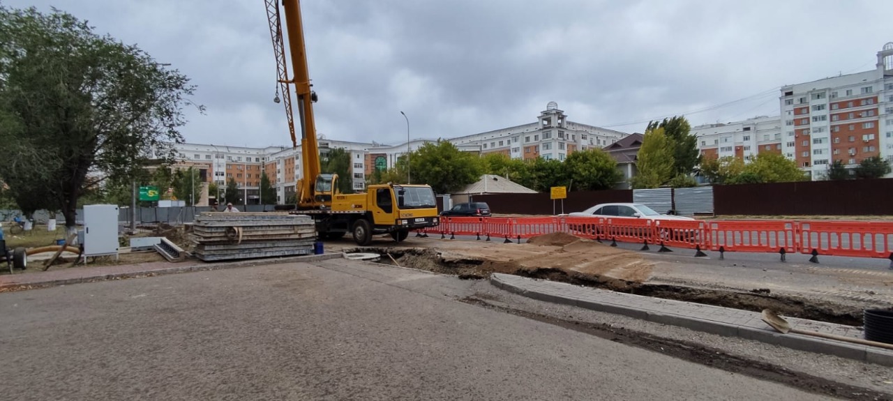 Место проведения дорожно-ремонтных работ, огороженное пластиковым секционным ограждением «Баррикада»