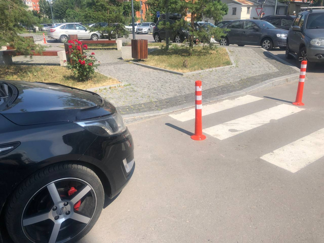 Выделение антипарковочной зоны гибкими столбиками, г. Рязань, ул. Чапаева, 57
