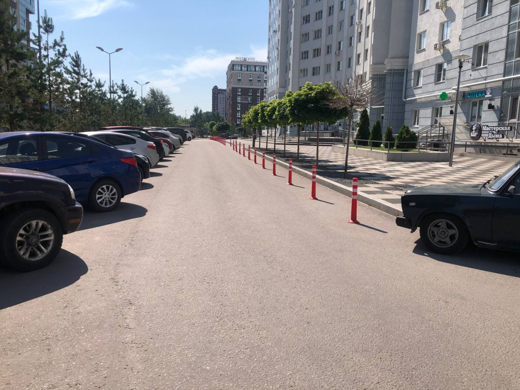 Ограничение территории, запрещающей парковку с помощью антипарковочных столбиков, г. Рязань, ул. Чапаева, 57