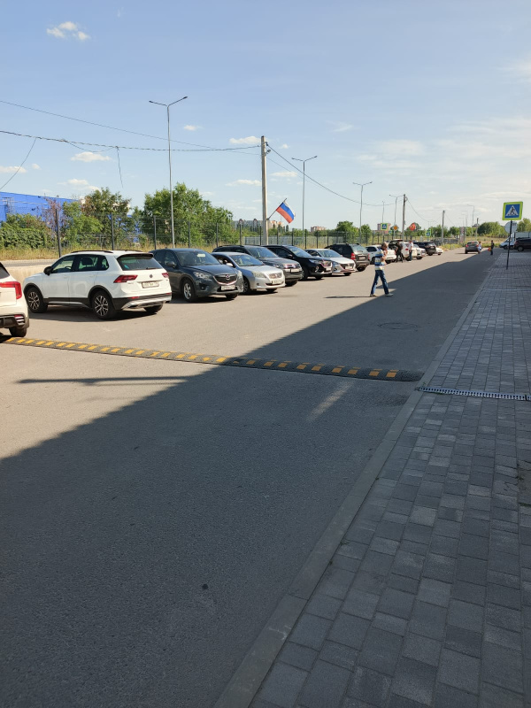 Парковка ТЦ "Дом и Сад", оснащенная ИДН-500 из композита
