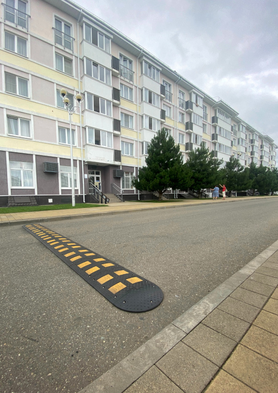 Лежачий полицейский на дороге перед жилым домом, г. Сочи, ул. Фигурная, д.27 Лежачий полицейский на дороге перед жилым домом, г. Сочи, ул. Фигурная, д.27