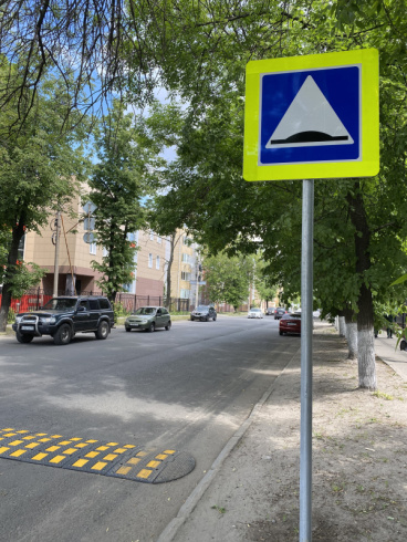Установка дорожного знака Лежачий полицейский