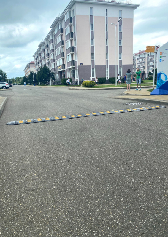 Искусственная неровность для снижения скорости автомобилей в жилом районе, г. Сочи, ул. Фигурная, д.27 Искусственная неровность для снижения скорости автомобилей в жилом районе, г. Сочи, ул. Фигурная, д.27