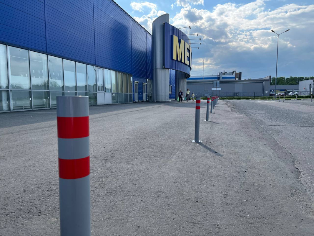 Столбики парковочные анкерные, территория перед гипермаркетом Метро, Ярославль Столбики парковочные анкерные, территория перед гипермаркетом Метро, Ярославль