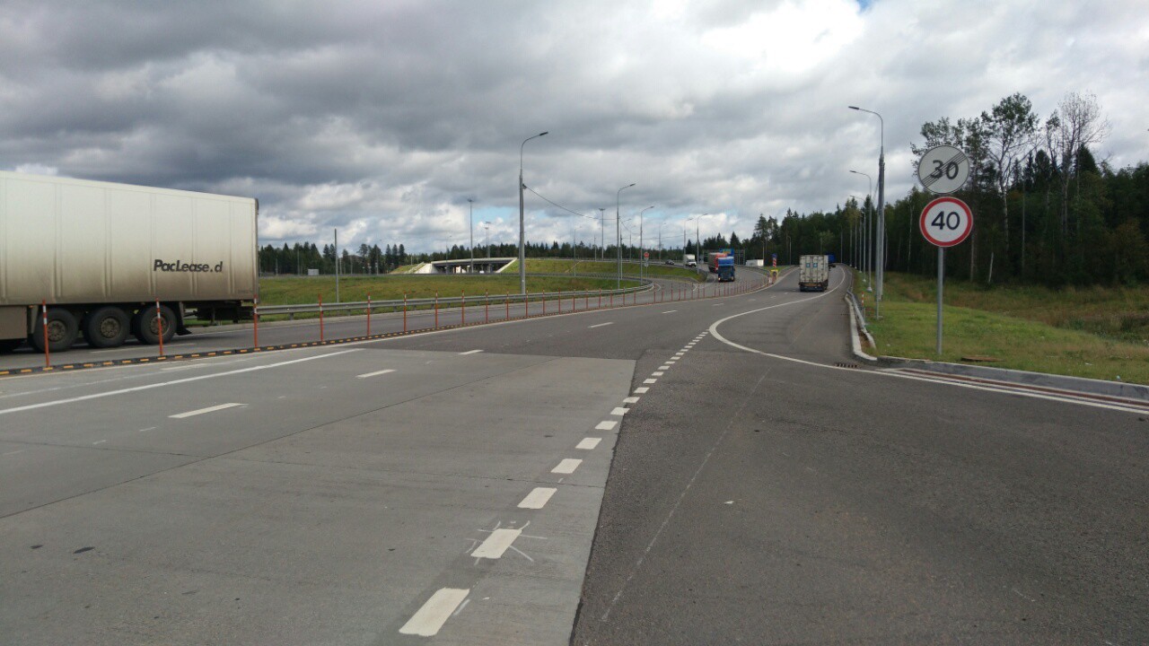 Потоки движения транспорта по трассе Москва-Санкт-Петербург, разделенные делиниаторами дорожными с вехами оградительными