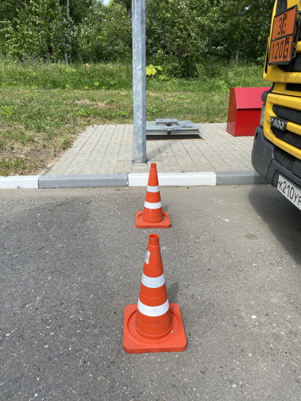 Дорожные конусы КС 2.6 перед зоной стоянки бензовоза, АЗС «Teboil», г. Ярославль