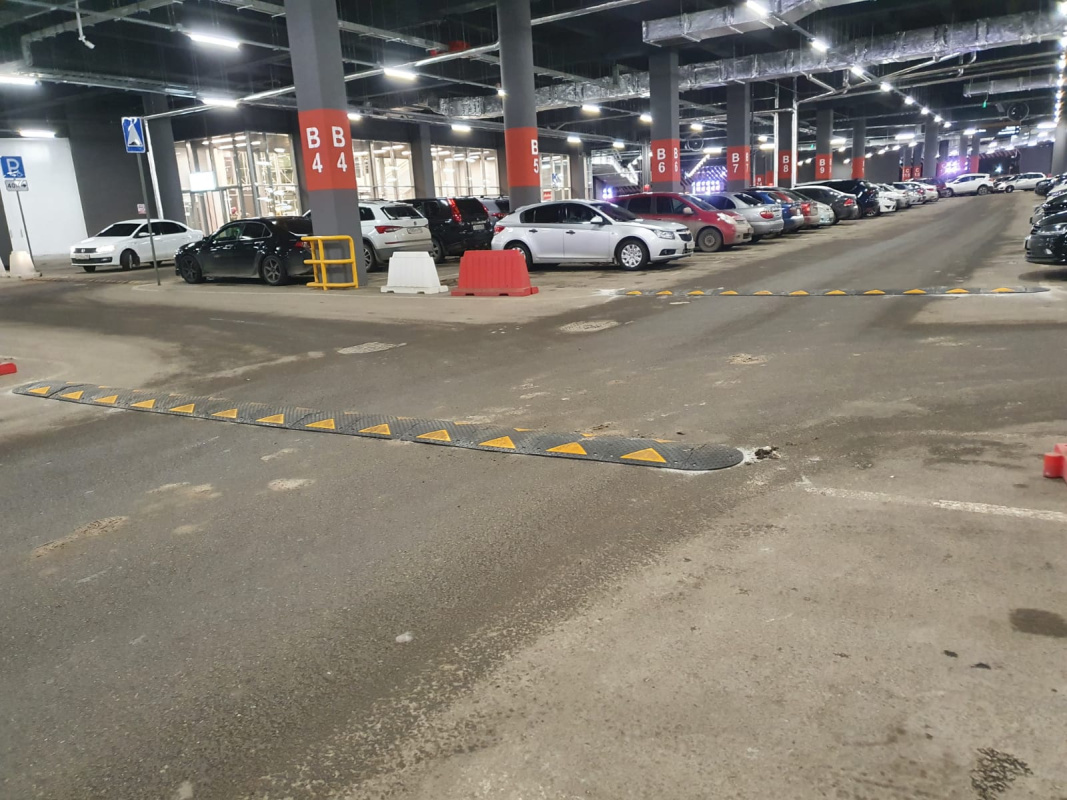 Искусственные неровности и водоналивные барьеры БДР-1,2 на парковке ТРЦ «VEER Mall», г. Екатеринбург Искусственные неровности и водоналивные барьеры БДР-1,2 на парковке ТРЦ «VEER Mall», г. Екатеринбург