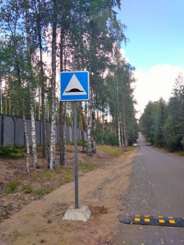 Монтаж стойки дорожного знака