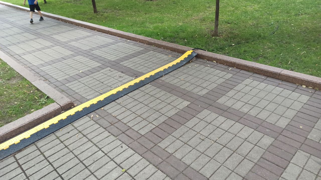 Обеспечение безопасности людей и защиты системы полива с помощью кабельного моста ККР 2-12, г. Москва Обеспечение безопасности людей и защиты системы полива с помощью кабельного моста ККР 2-12, г. Москва