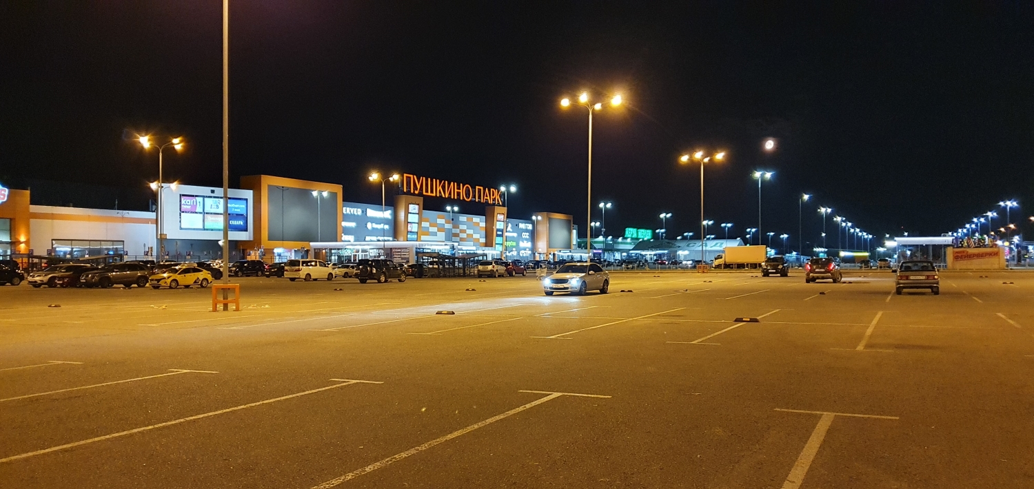 Колесоотбойники на парковке гипермаркета Глобус, Московская обл. Колесоотбойники на парковке гипермаркета Глобус, Московская обл.
