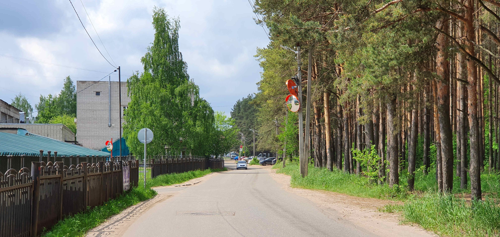 Обзорное выпуклое зеркало на выезде с парковки, г. Ярославль