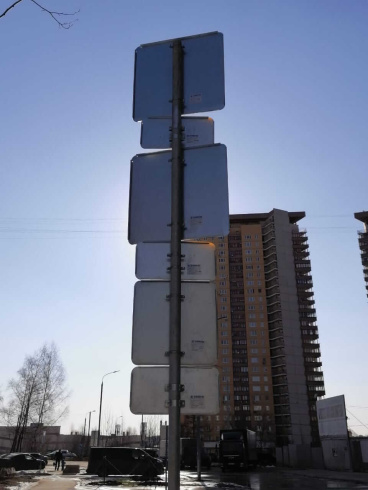 Установка знаков на стойке