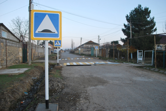 Установка стойки дорожного знака