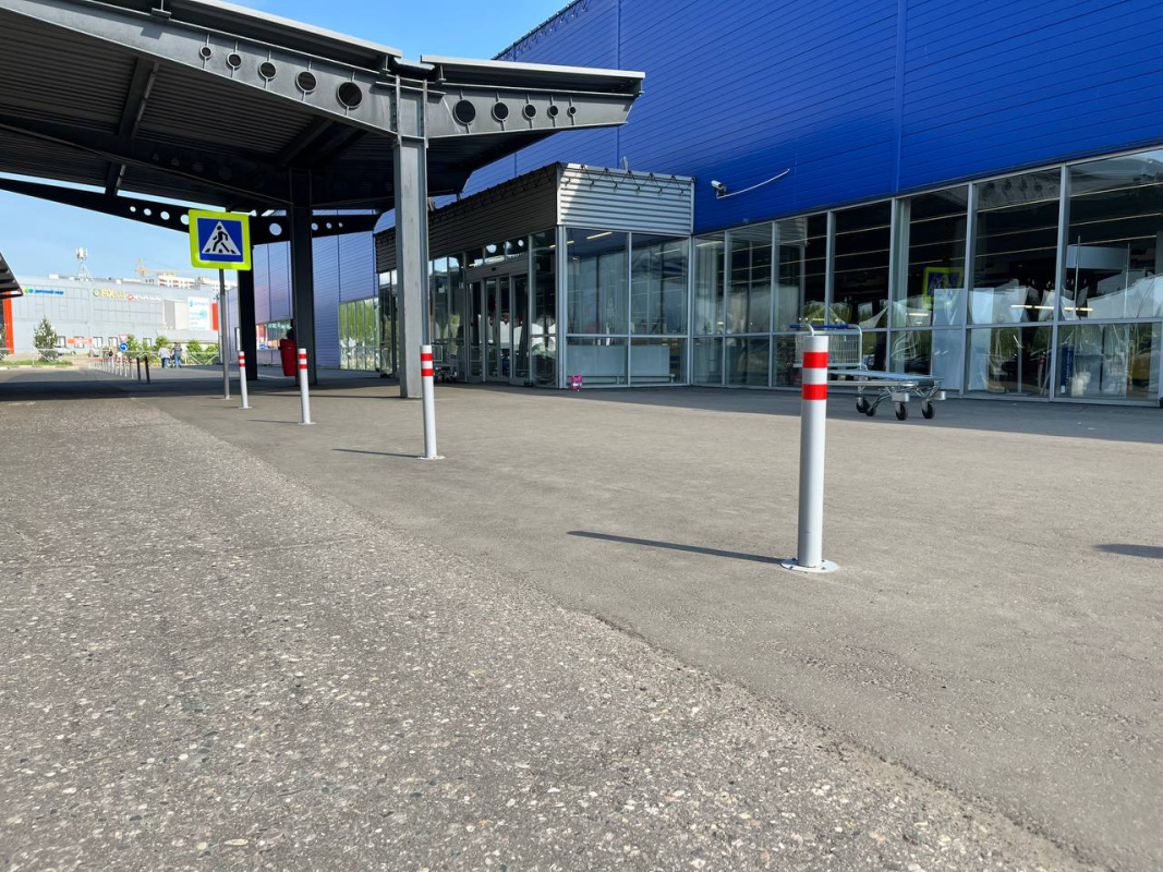 Ограждение парковки гипермаркета Метро анкерными столбиками Ограждение парковки гипермаркета Метро анкерными столбиками