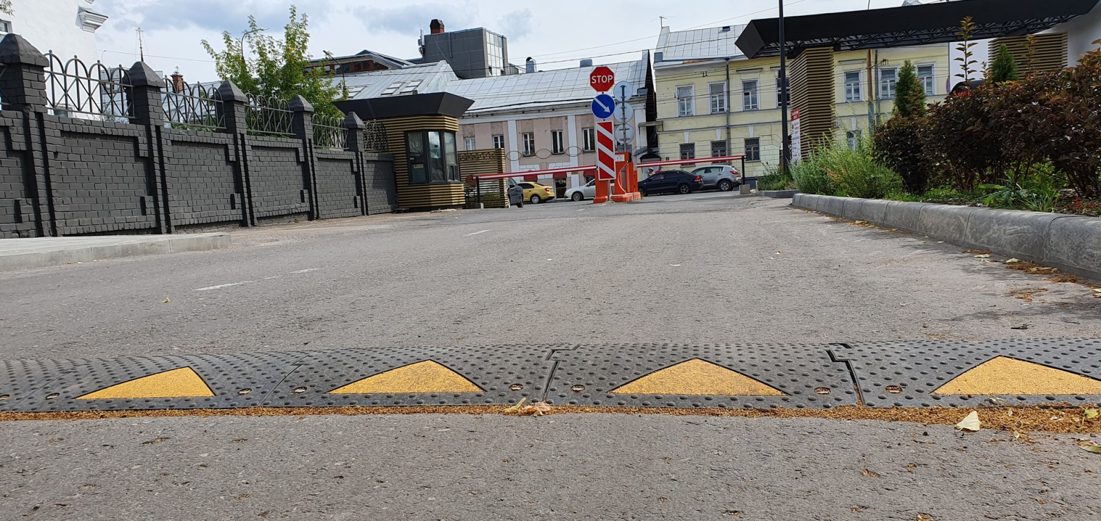 Производство лежачего полицейского из композита и установка на парковке - фото 5
