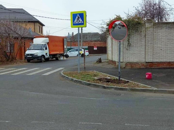 Установка стойки сферического дорожного зеркала с бетонированием