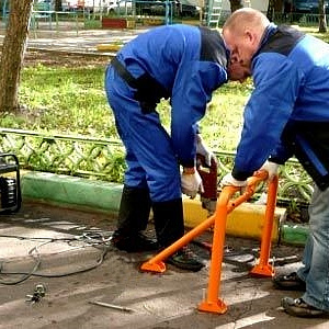 Установка парковочных барьеров и блокираторов