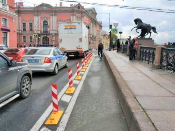 Монтаж делиниаторов со столбиками сигнальными