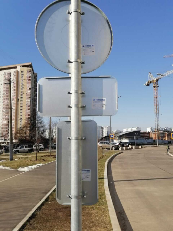 Оцинкованная стойка со знаками дорожными, вид сзади, г. Москва, ул. Новоникулинская