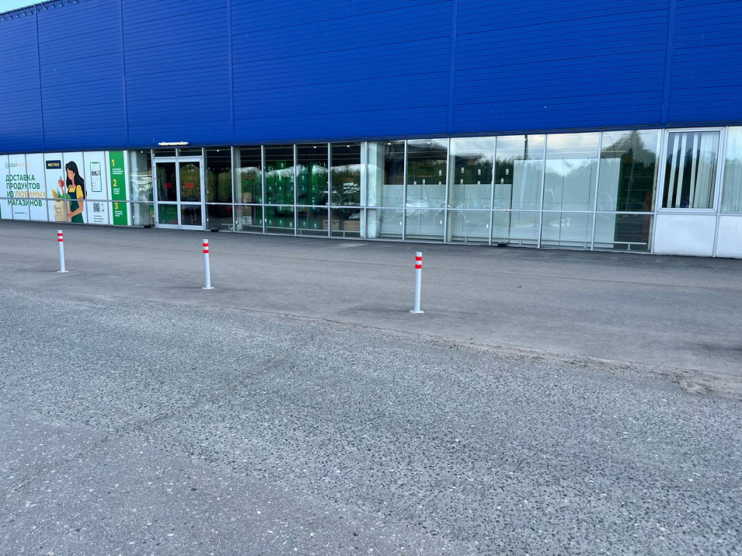 Парковка перед гипермаркетом Метро, г. Ярославль, оснащенная анкерными столбиками Парковка перед гипермаркетом Метро, г. Ярославль, оснащенная анкерными столбиками