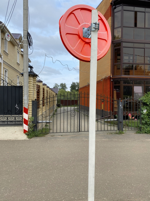 Зеркало дорожное сферическое для обзора проезжей части при выезде из ворот частной парковки