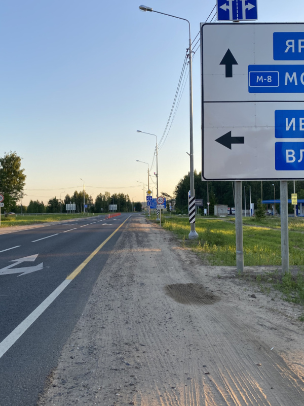 Фонарь, обозначенный знаком вертикальной разметки, для улучшения его видимости в темное время суток