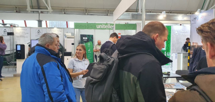Посетители выставки, интересующиеся продукцией ПК Технология