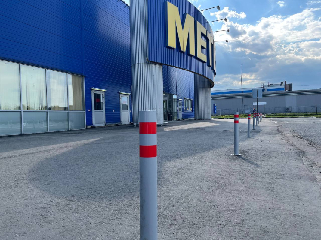 Анкерный столбик со светоотражающими полосами, парковка гипермаркета Метро, г. Ярославль Анкерный столбик со светоотражающими полосами, парковка гипермаркета Метро, г. Ярославль