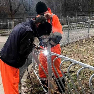 Монтаж пешеходных и барьерных ограждений