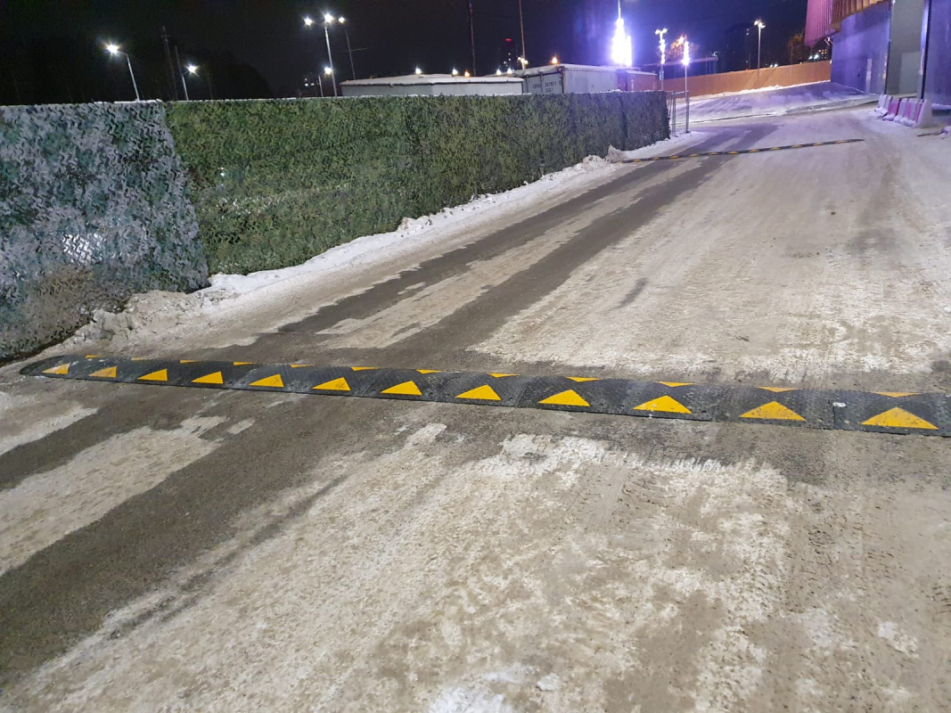 Лежачий полицейский на территории ТРЦ «VEER Mall», г. Екатеринбург Лежачий полицейский на территории ТРЦ «VEER Mall», г. Екатеринбург