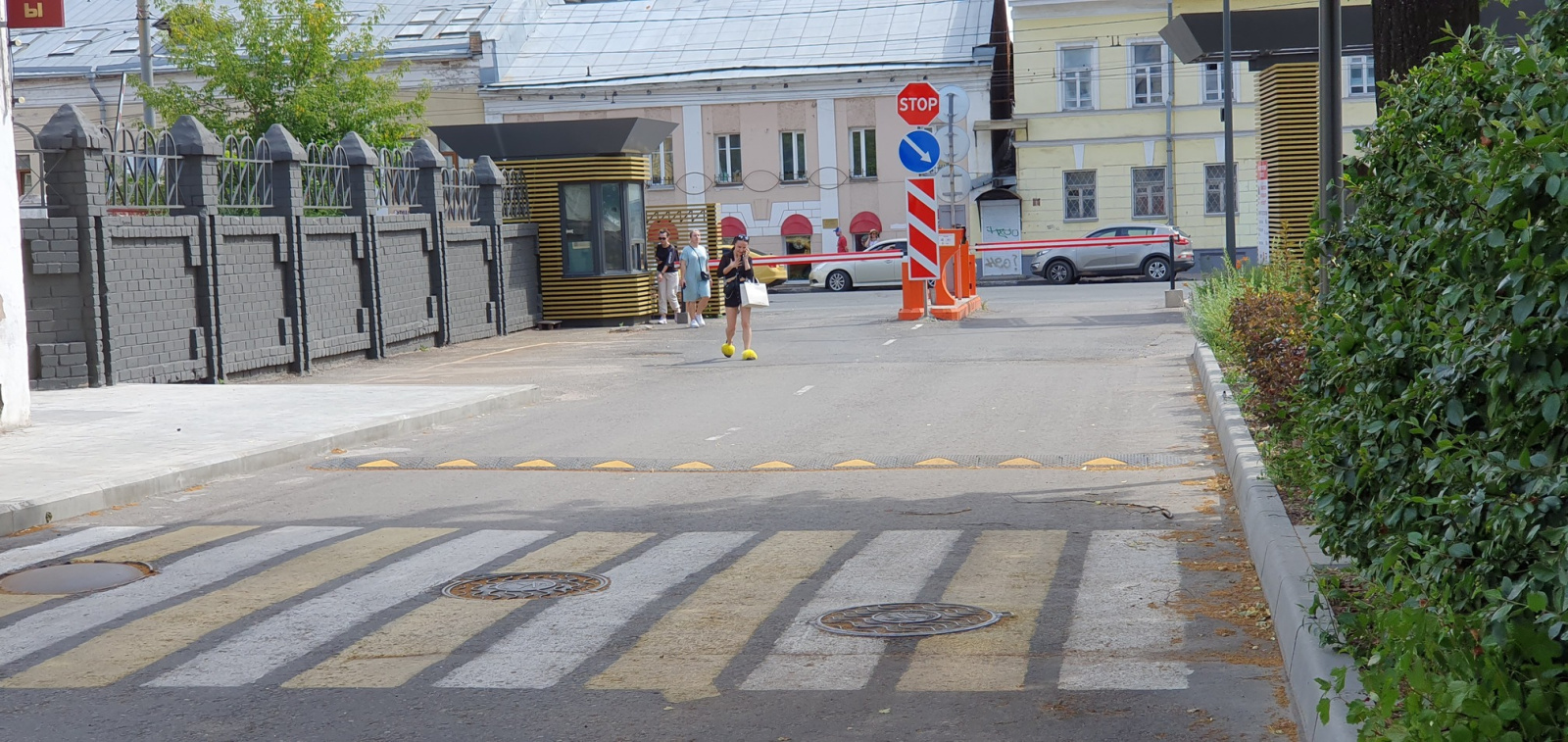 Производство лежачего полицейского из композита и установка на парковке - фото 1