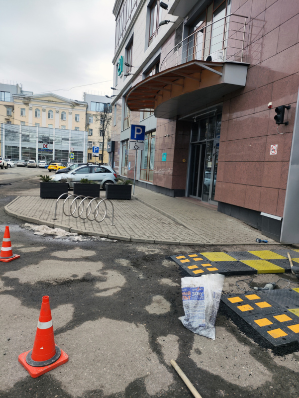 Выезд с парковки бизнес-центра - фото 3
