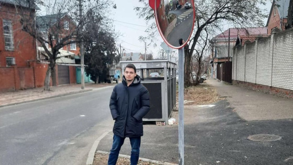 Монтаж дорожного зеркала на стойку бетонированием
