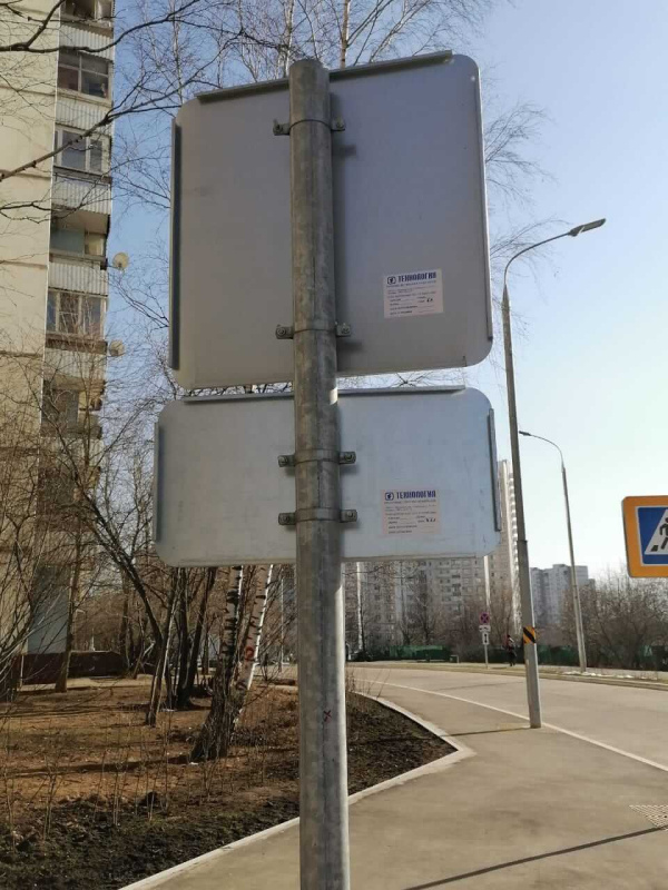 Стойка оцинкованная с дорожными знаками, г. Москва, ул. Новоникулинская 6к1