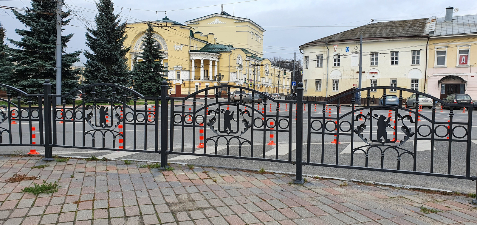Применение разделительных мягких столбиков 450 мм для выделения островков безопасности, г. Ярославль