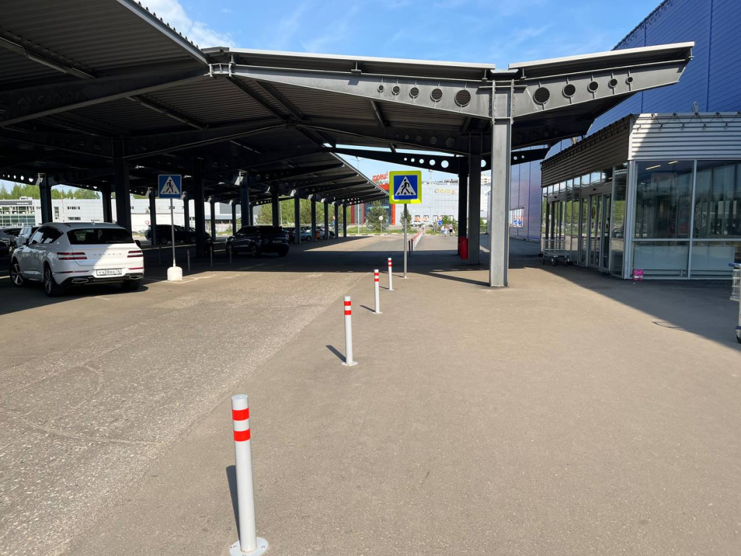 Парковочные столбики анкерного типа перед гипермаркетом Метро, г. Ярославль Парковочные столбики анкерного типа перед гипермаркетом Метро, г. Ярославль