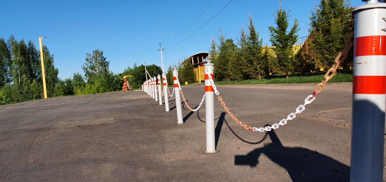 Применение парковочных анкерных столбиков с цепью для ограждения территории, Яхт-студия Леонида Быкова. г. Калязин, Тверская область Применение парковочных анкерных столбиков с цепью для ограждения территории, Яхт-студия Леонида Быкова. г. Калязин, Тверская область